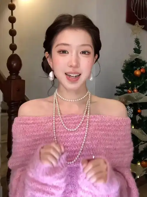 红杏樱桃挂在枝头呈现成熟红润状态